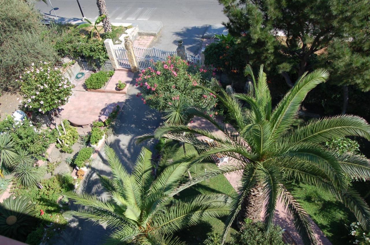 Le Zagare Apartments Сант-Алессио-Сикуло Экстерьер фото