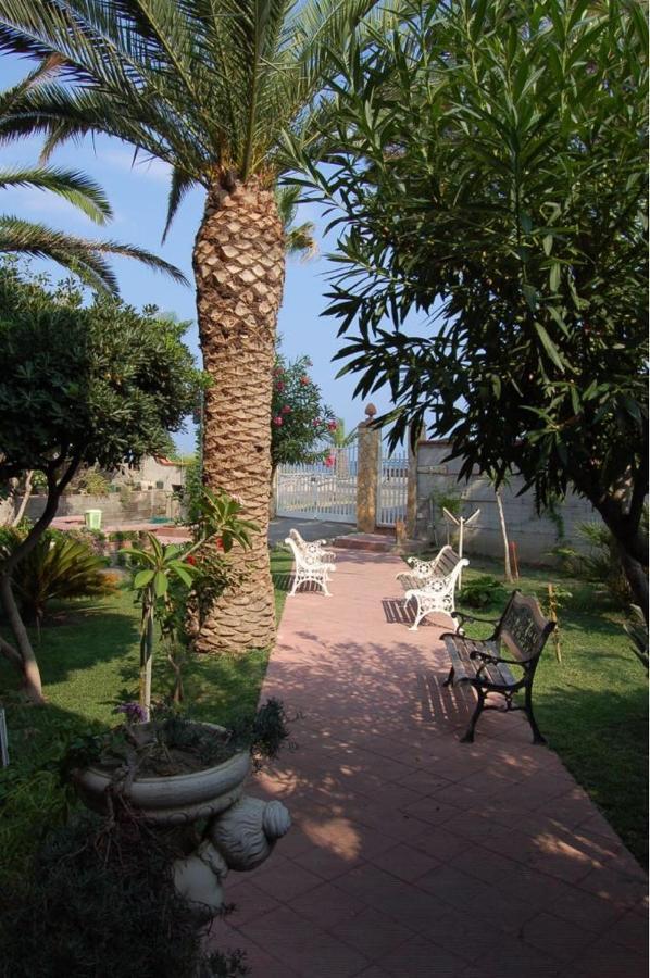 Le Zagare Apartments Сант-Алессио-Сикуло Экстерьер фото