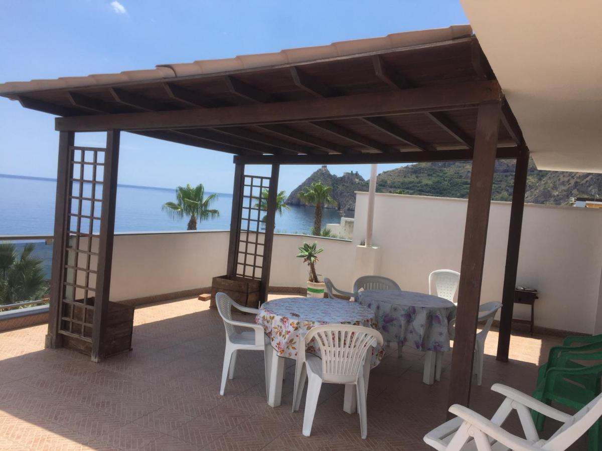 Le Zagare Apartments Сант-Алессио-Сикуло Экстерьер фото