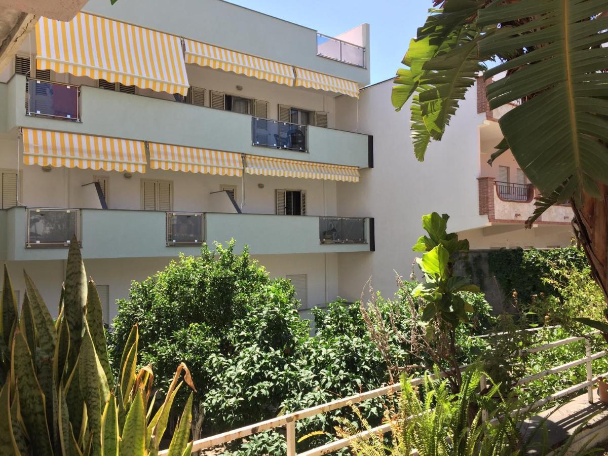 Le Zagare Apartments Сант-Алессио-Сикуло Экстерьер фото
