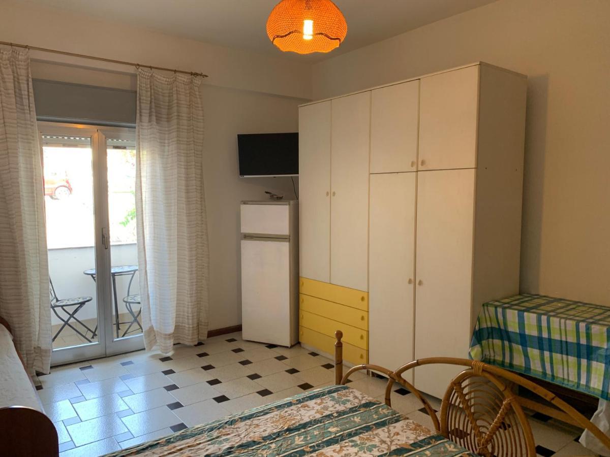Le Zagare Apartments Сант-Алессио-Сикуло Экстерьер фото